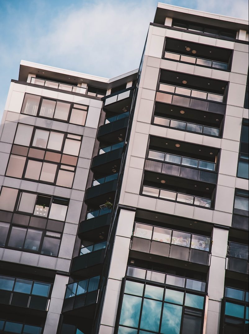 gray high-rise building