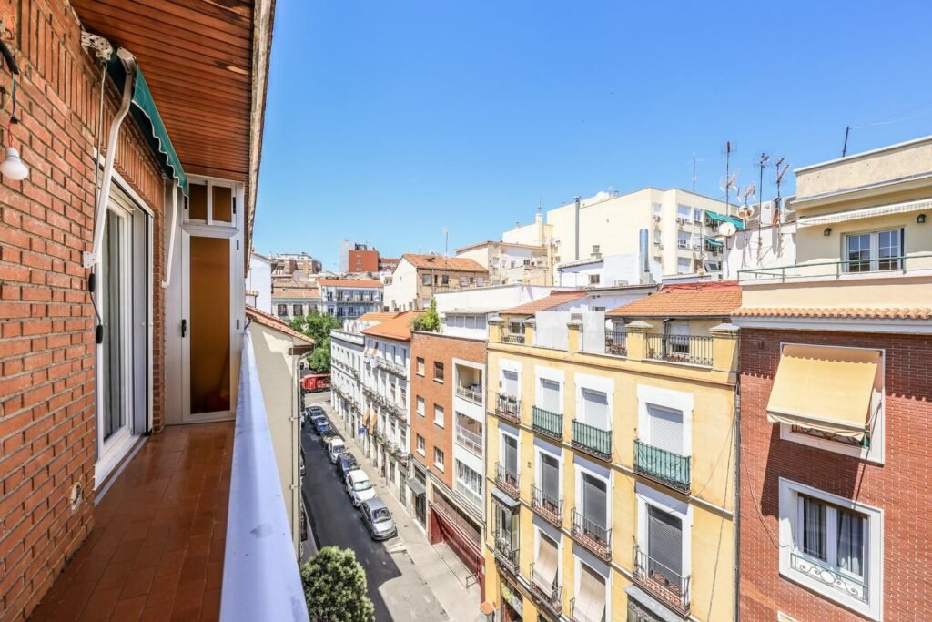 Balcón corrido exterior con vistas urbanas en la vivienda de Calle Jordán 8, Madrid