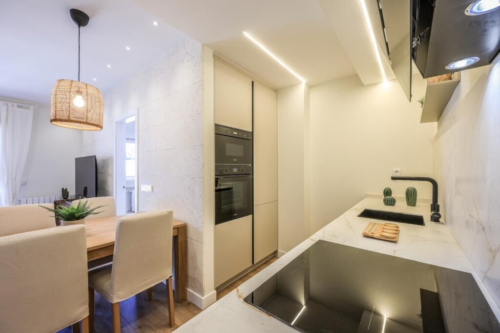 Cocina moderna con mobiliario de diseño en Calle Jordán 8, Madrid