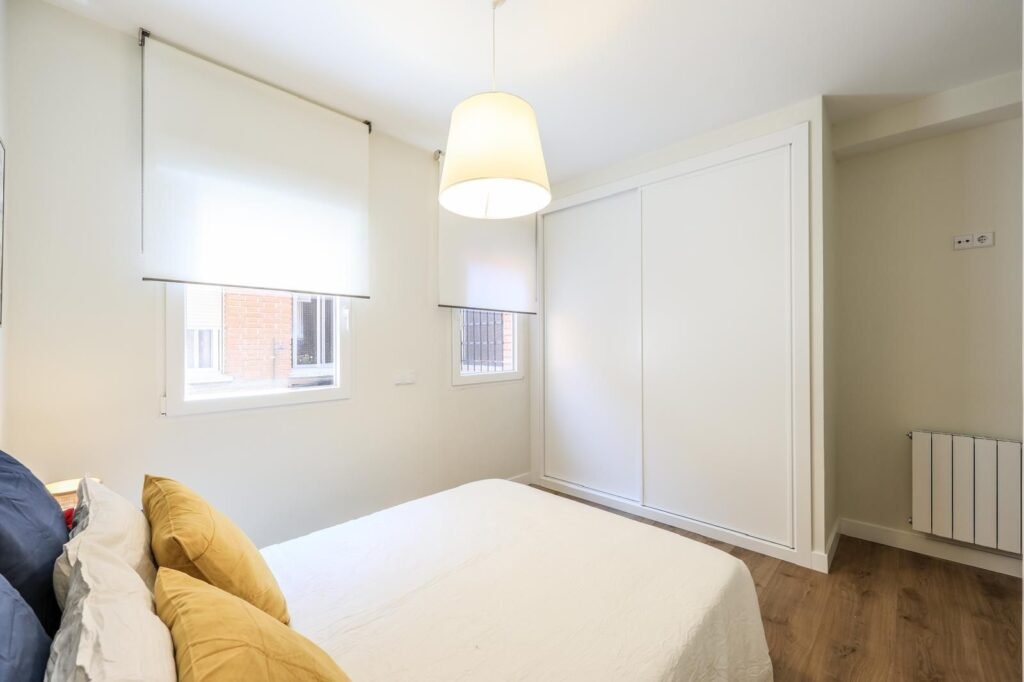 Dormitorio amueblado de la vivienda reformada en Calle Jordán 8, Madrid
