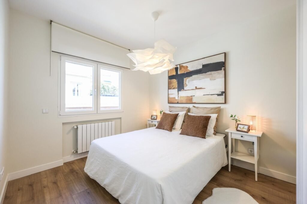 Dormitorio exterior con abundante luz natural en Calle Jordán 8, Madrid