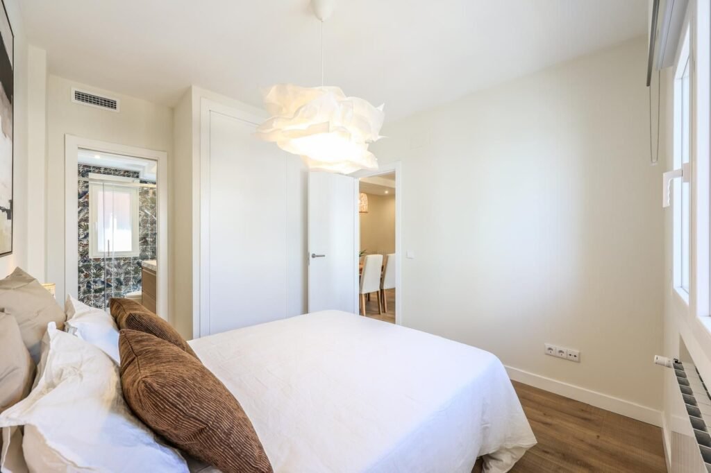 Dormitorio doble luminoso con armarios en Calle Jordán 8, Madrid