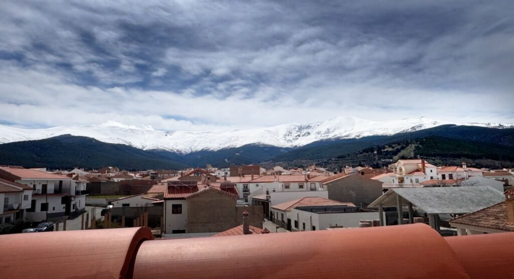 Vistas de montaña desde el complejo hotelero en el entorno de Sierra Nevada