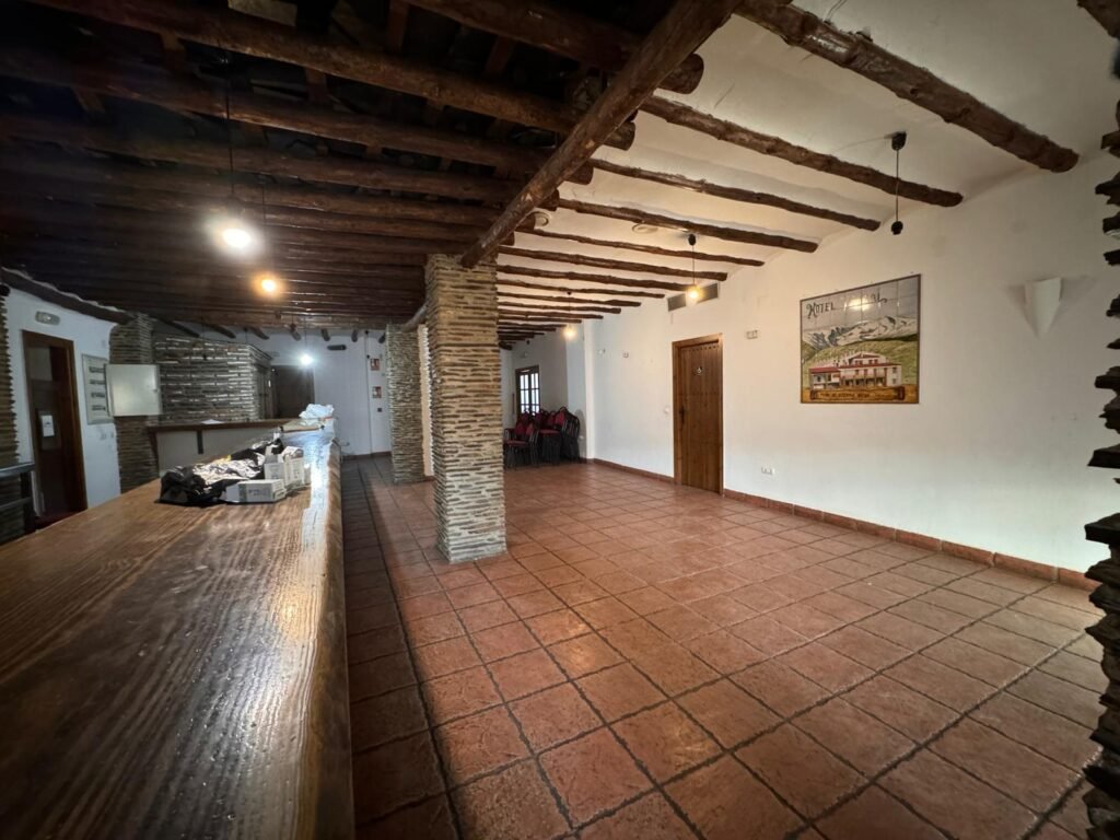 Zona de restaurante y cafetería del complejo hotelero en Sierra Nevada