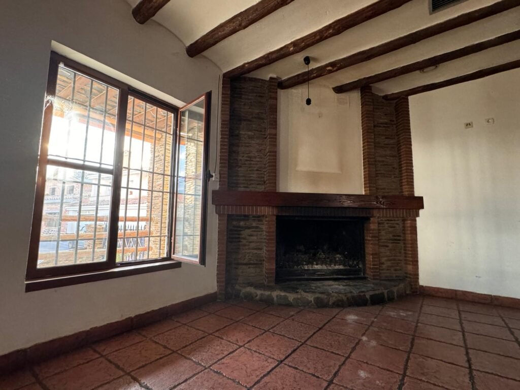 Acogedor salón con chimenea del Hotel Picón de Sierra Nevada