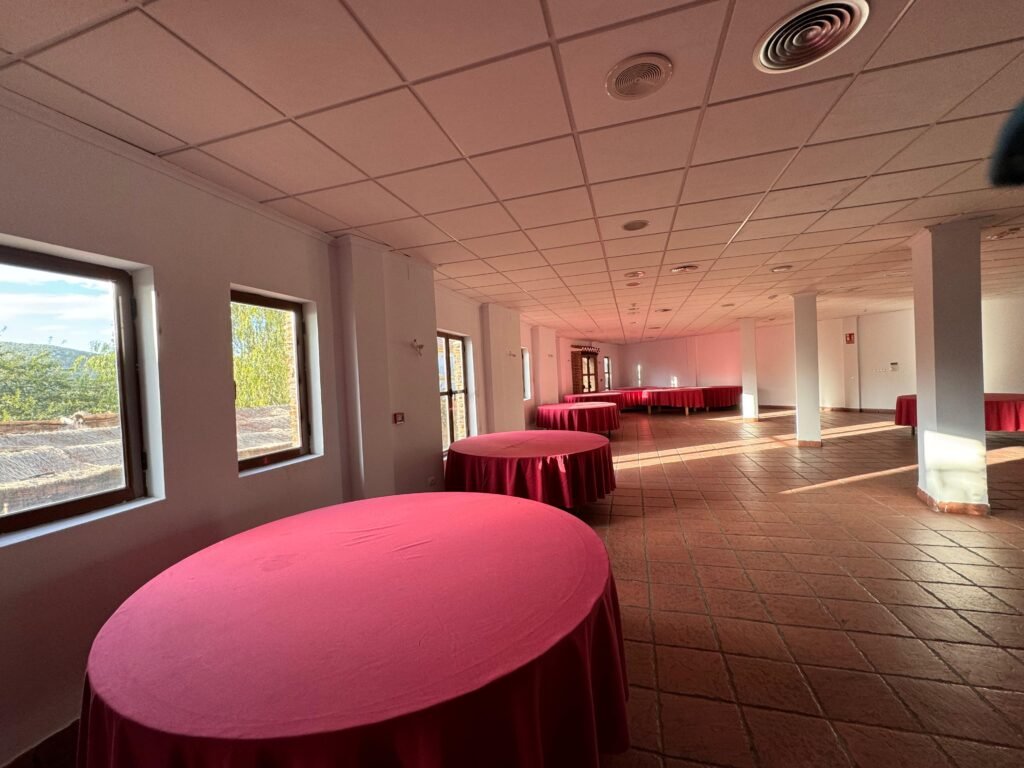 Salón preparado para celebraciones y eventos del complejo hotelero