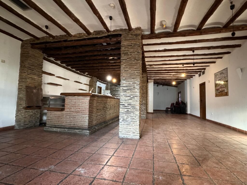 Gran salón rústico preparado para reuniones y eventos en el complejo hotelero