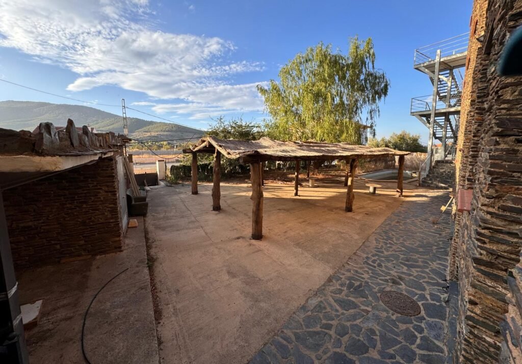 Terraza exterior del complejo turístico y hotelero en Sierra Nevada